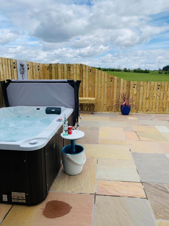 Thistle Pod Farm Stay With Hottub Sleeps 2 Galston  外观 照片