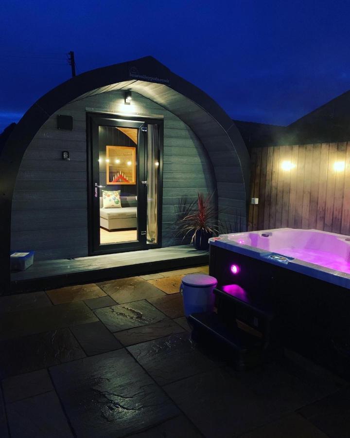 Thistle Pod Farm Stay With Hottub Sleeps 2 Galston  外观 照片