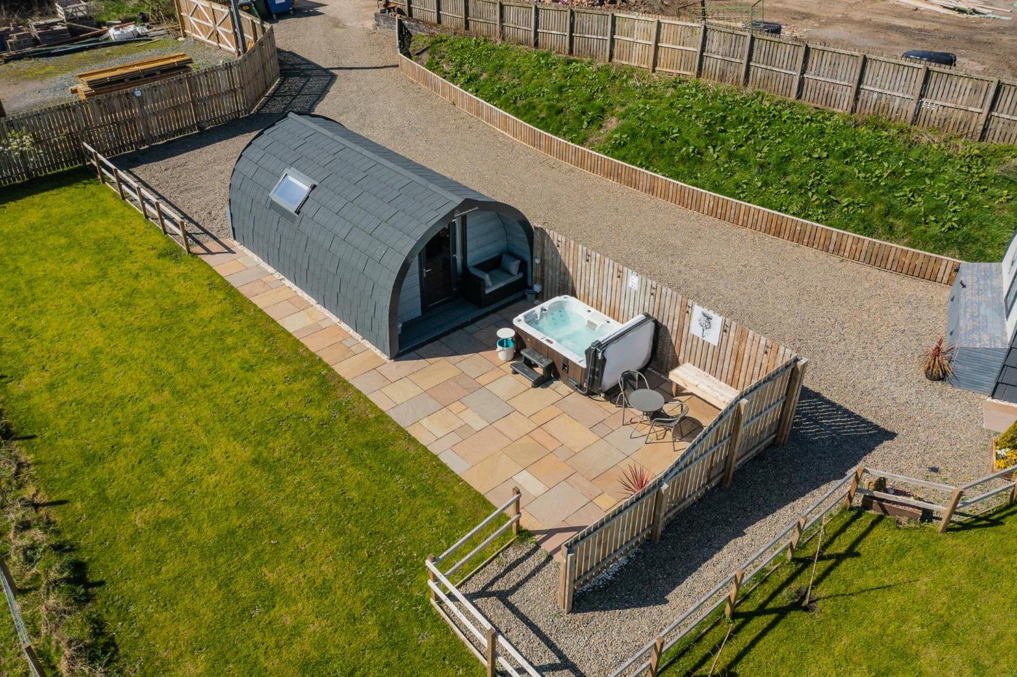 Thistle Pod Farm Stay With Hottub Sleeps 2 Galston  外观 照片